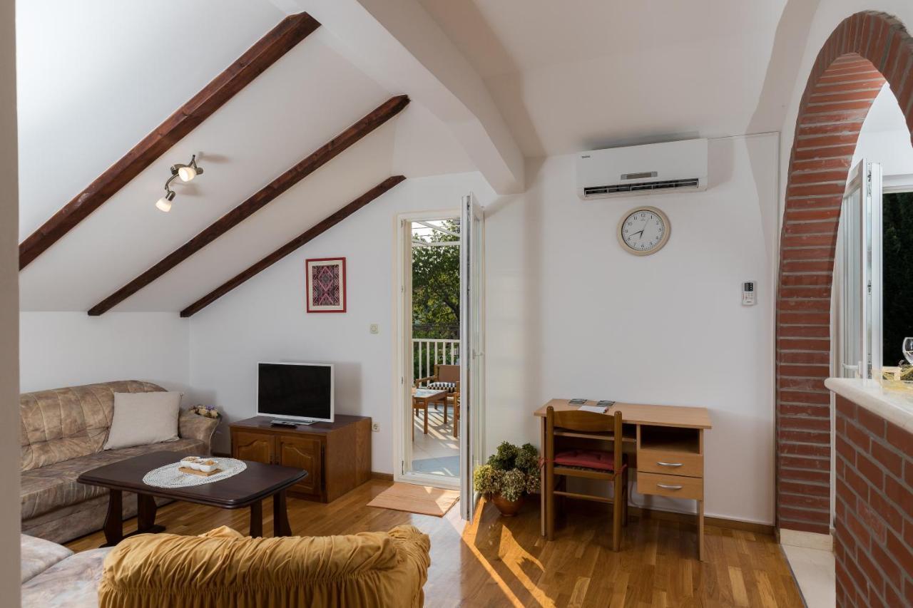 Zora Apartment